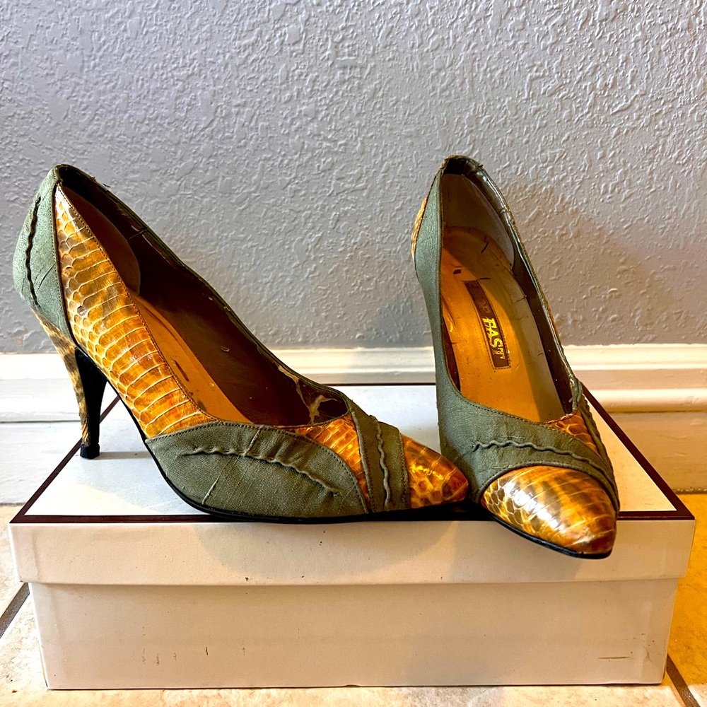 Green and cream patterned heels 7.5